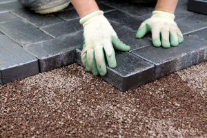 Процесс укладки брусчатки на гранитный отсев